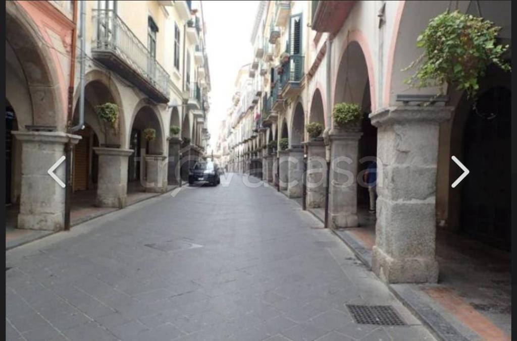 negozio in vendita a Cava de' Tirreni in zona Centro Storico / Scacciaventi