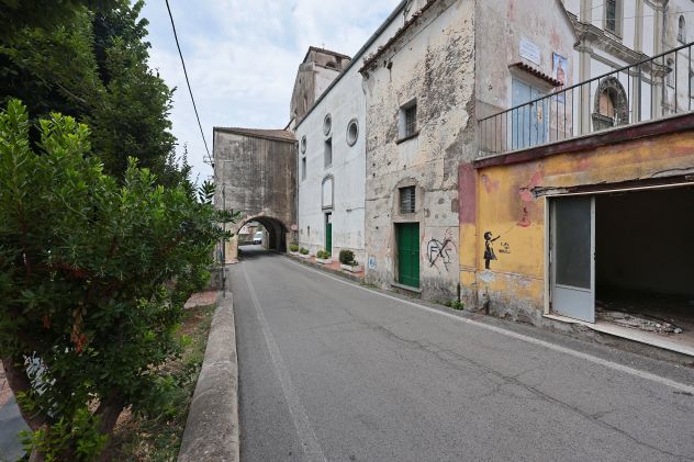 locale commerciale in vendita a Cava de' Tirreni in zona Annunziata