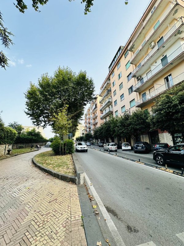 negozio in vendita a Cava de' Tirreni in zona Centro Storico / Scacciaventi
