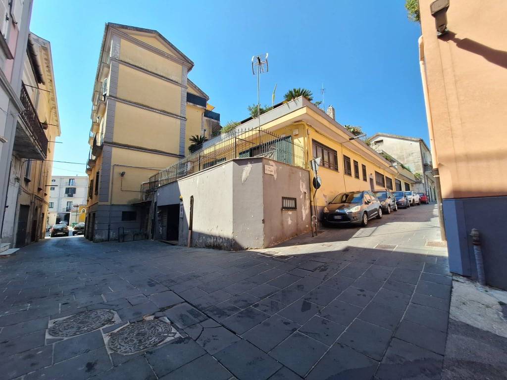 locale commerciale in vendita a Cava de' Tirreni in zona Pianesi