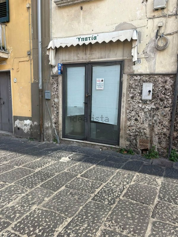 locale commerciale a Cava de' Tirreni in zona Centro Storico / Scacciaventi