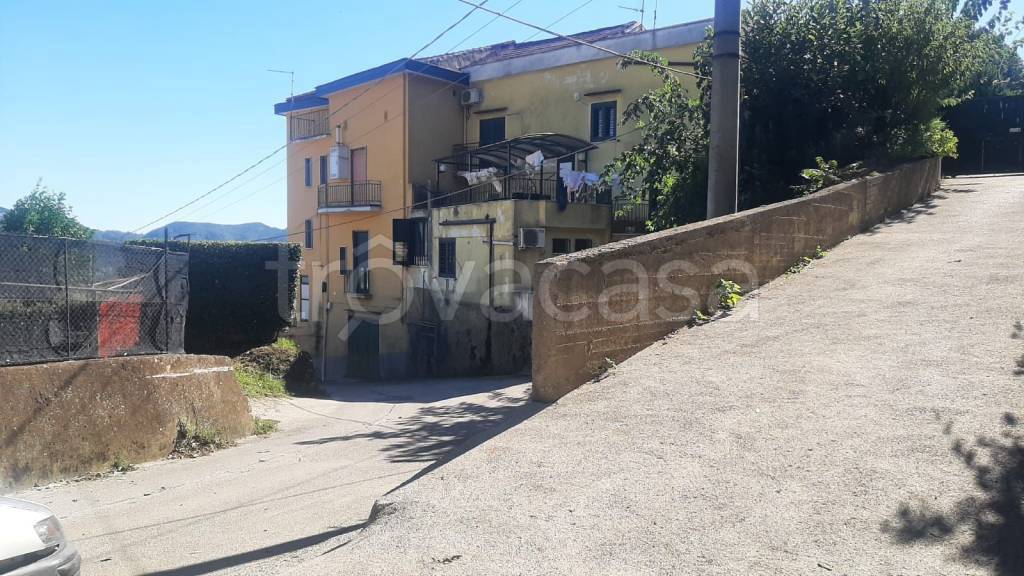 locale commerciale in vendita a Cava de' Tirreni in zona Passiano
