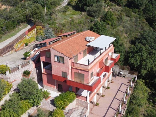 intera palazzina in vendita a Centola in zona Palinuro