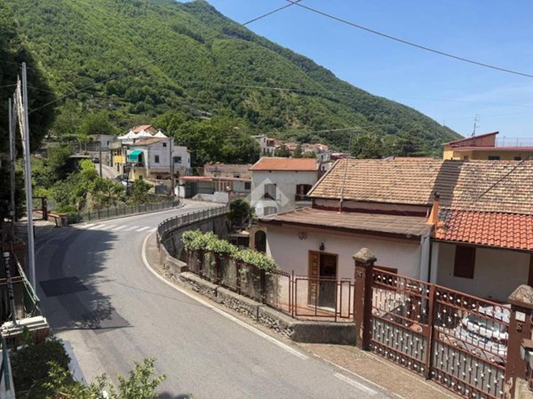 casa indipendente in vendita a Corbara