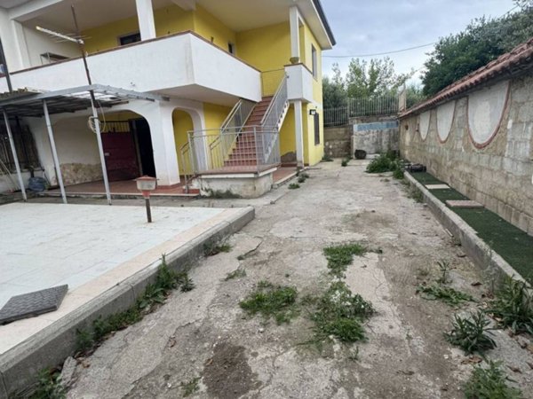intera palazzina in vendita ad Eboli in zona Campolongo
