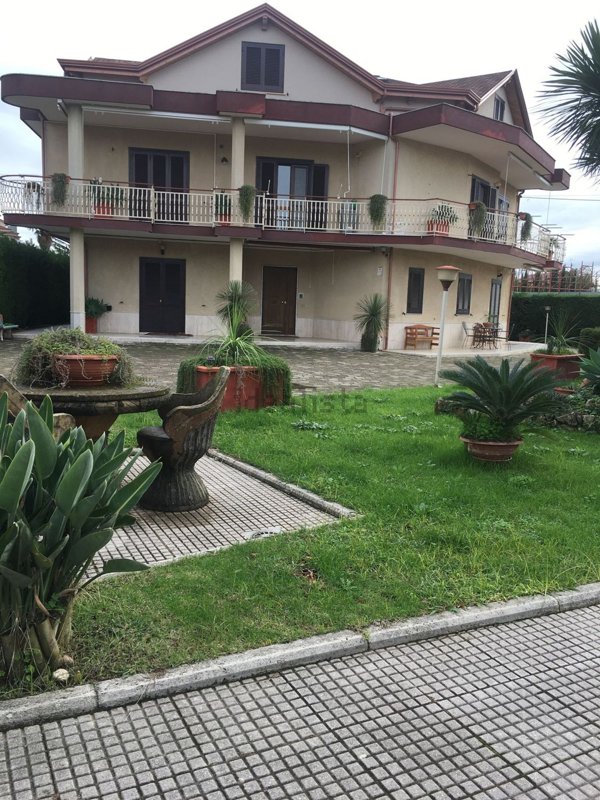 casa indipendente in vendita ad Eboli in zona Prato