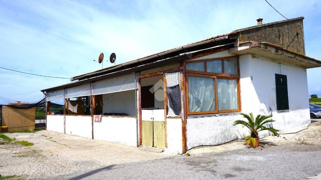 casa indipendente in vendita ad Eboli in zona Campolongo