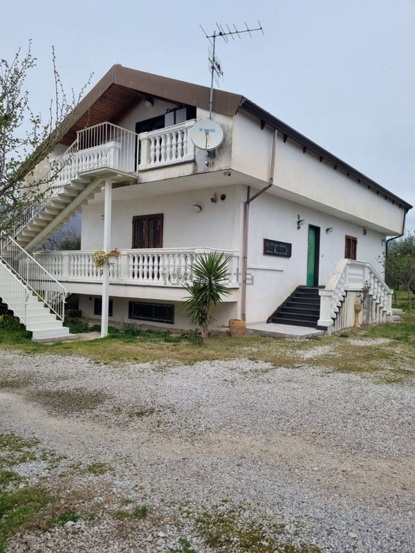 casa indipendente in vendita ad Eboli in zona Casarsa