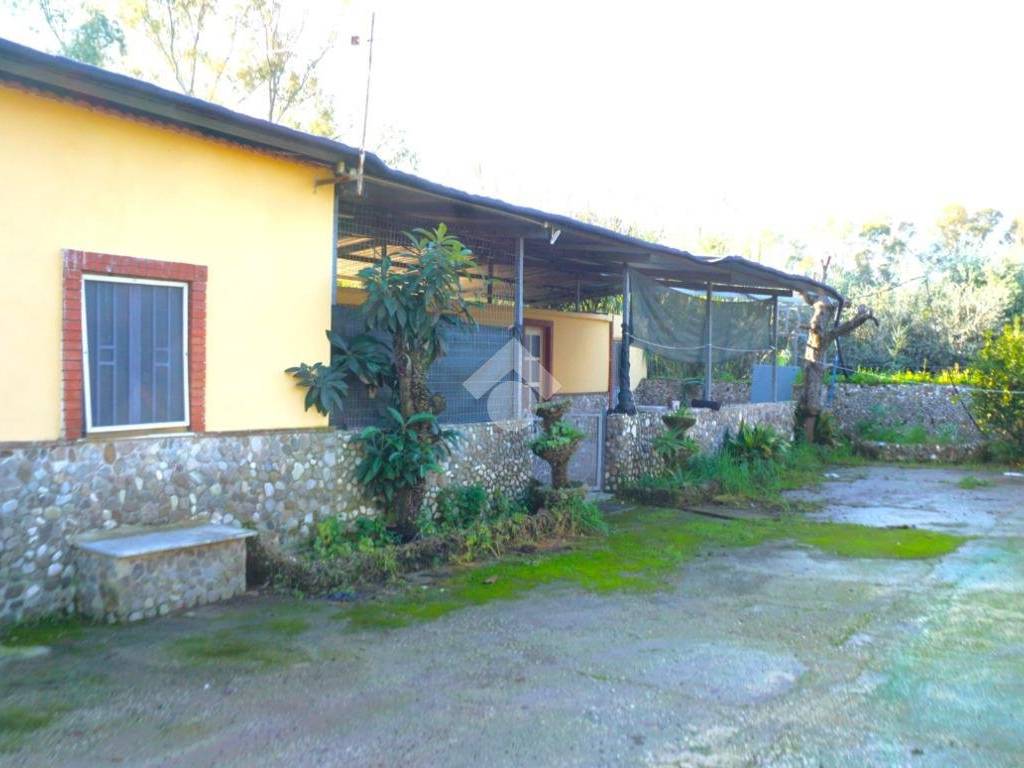 casa indipendente in vendita ad Eboli in zona Campolongo