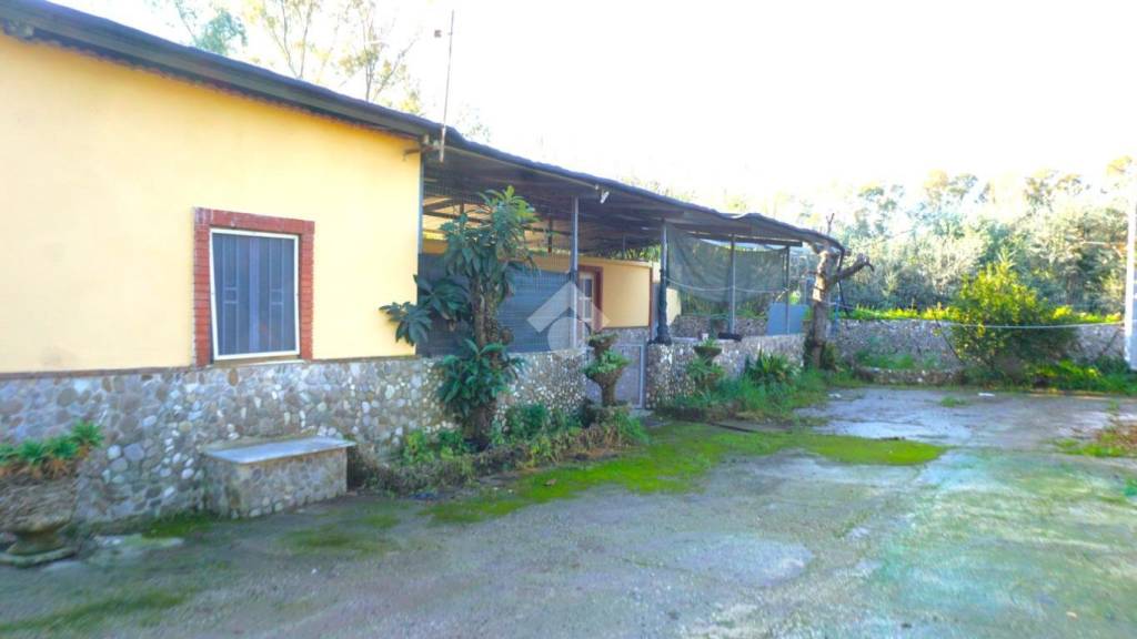casa indipendente in vendita ad Eboli in zona Campolongo
