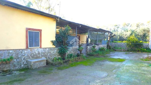 casa indipendente in vendita ad Eboli in zona Campolongo