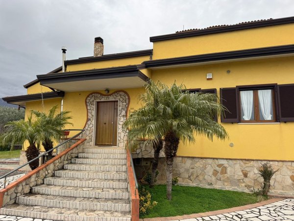 casa indipendente in vendita ad Eboli in zona Casarsa