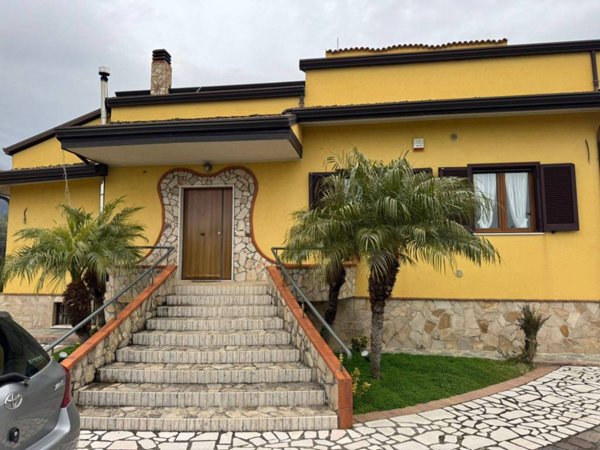casa indipendente in vendita ad Eboli in zona Casarsa