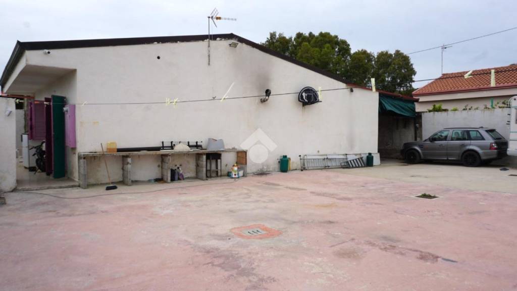 casa indipendente in vendita ad Eboli in zona Campolongo
