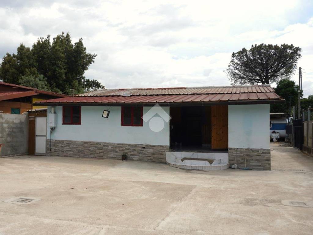casa indipendente in vendita ad Eboli in zona Campolongo