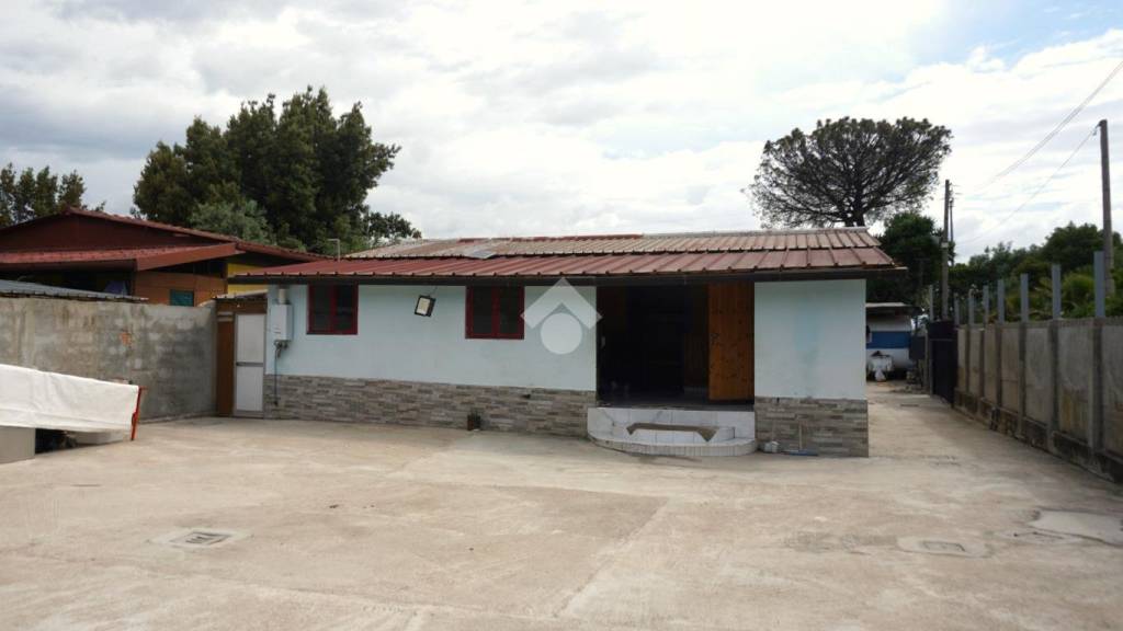 casa indipendente in vendita ad Eboli in zona Campolongo