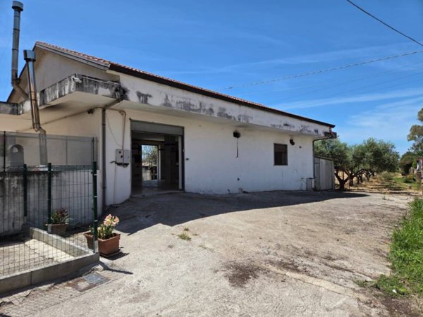 locale commerciale in vendita ad Eboli in zona Cioffi