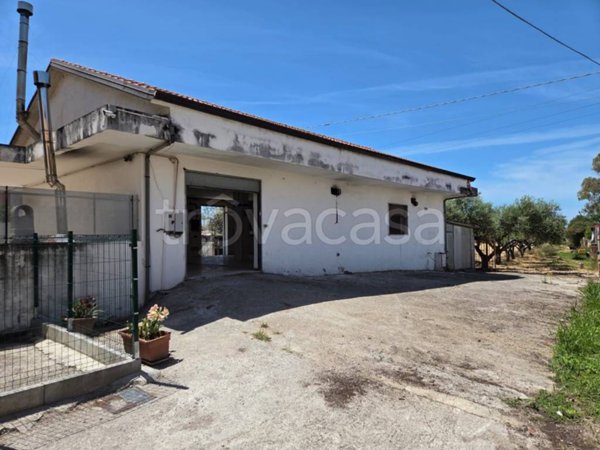 locale commerciale in vendita ad Eboli in zona Cioffi