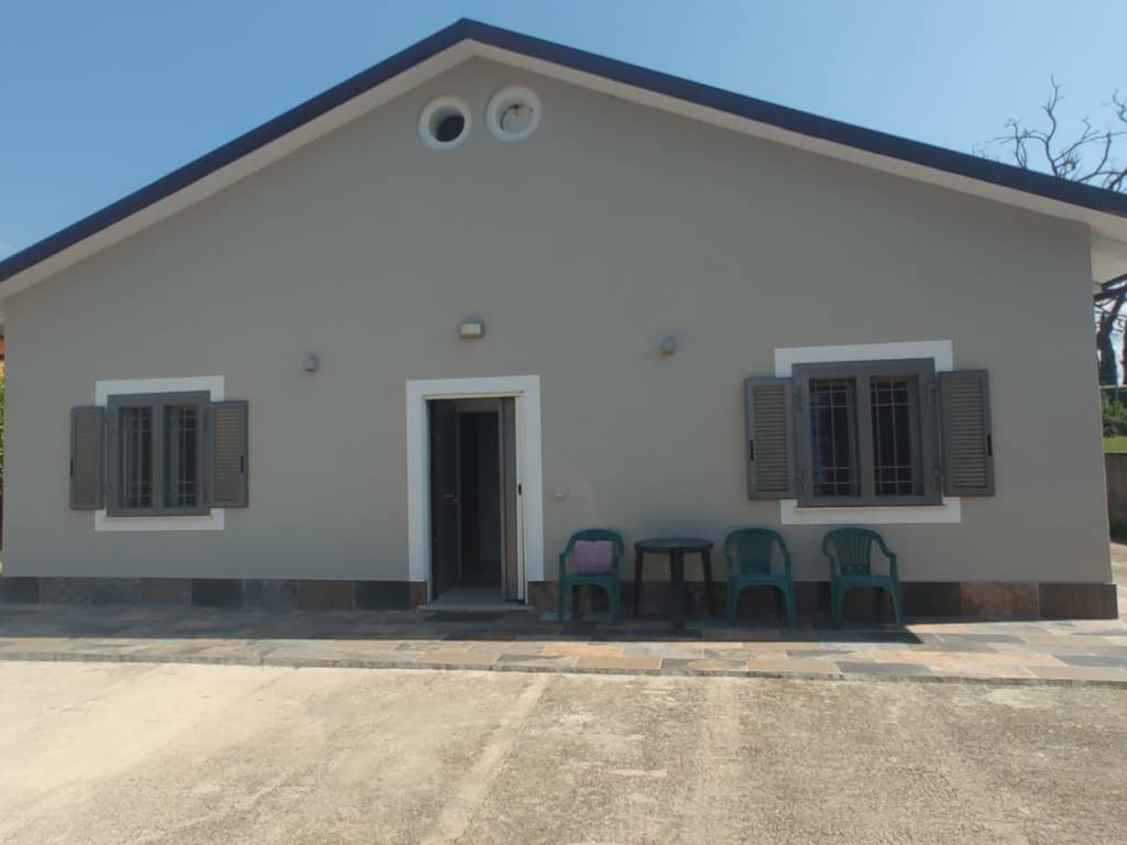 casa indipendente in vendita ad Eboli in zona Sant'Andrea