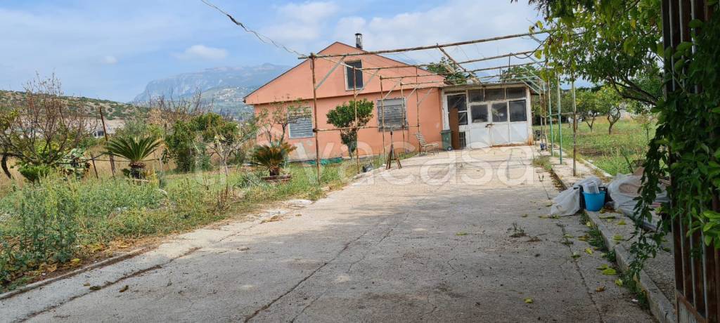 casa indipendente in vendita ad Eboli in zona Prato