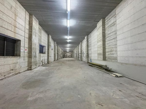 locale di sgombero in vendita a Fisciano in zona Canfora