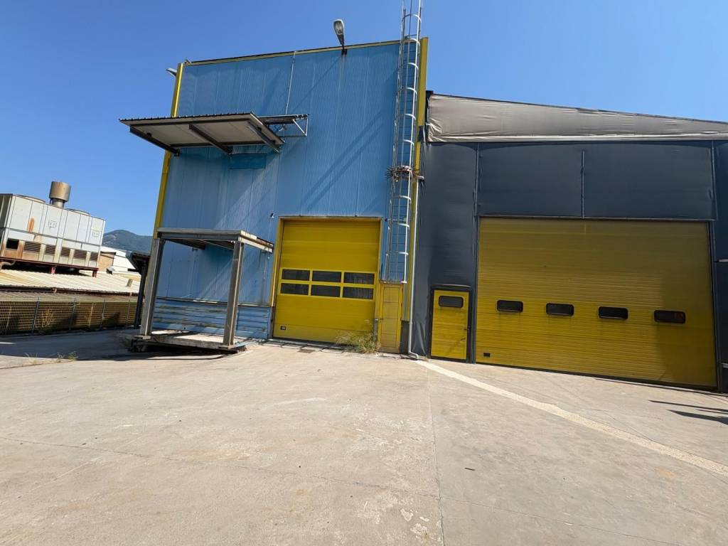 locale commerciale in vendita a Fisciano in zona Canfora