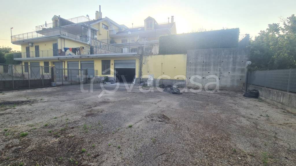 locale commerciale in vendita a Giffoni Sei Casali in zona Malche