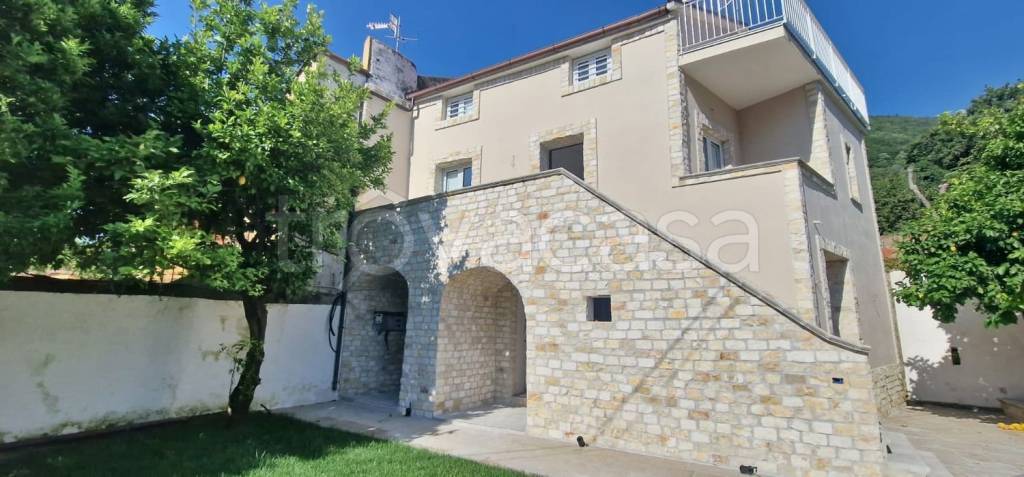 casa indipendente in vendita a Giffoni Sei Casali in zona Prepezzano