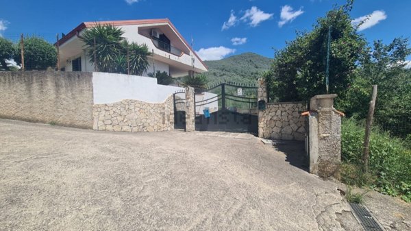 esavano in vendita a Giffoni Sei Casali