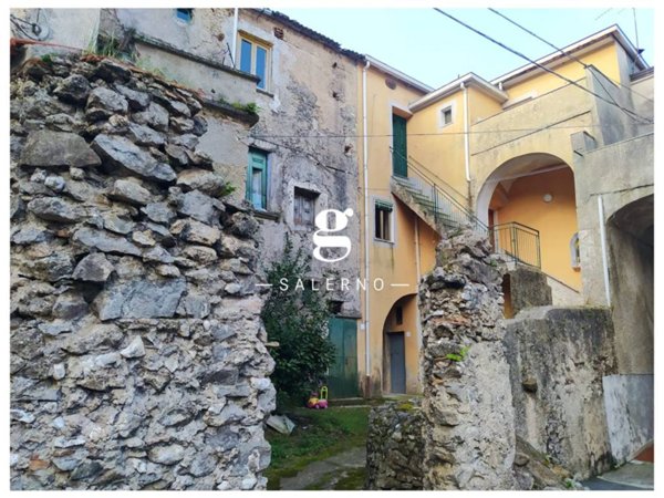 intera palazzina in vendita a Giffoni Sei Casali