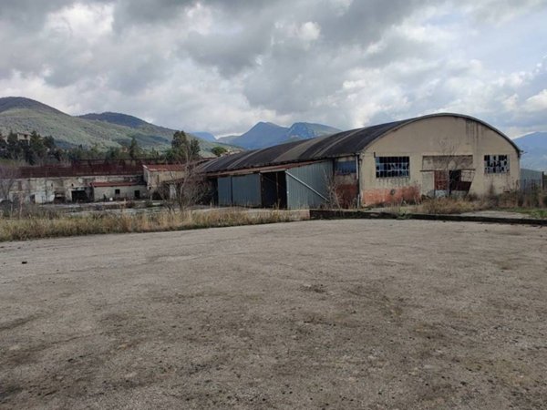 locale commerciale in vendita a Giffoni Sei Casali