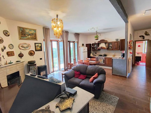 casa indipendente in vendita a Giffoni Sei Casali in zona Capitignano