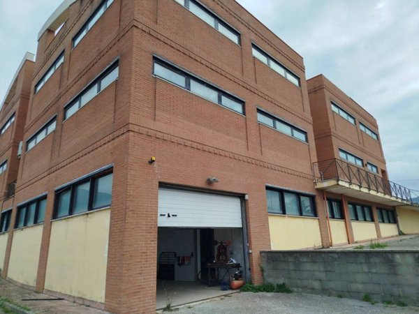 negozio in vendita a Giffoni Sei Casali in zona Malche