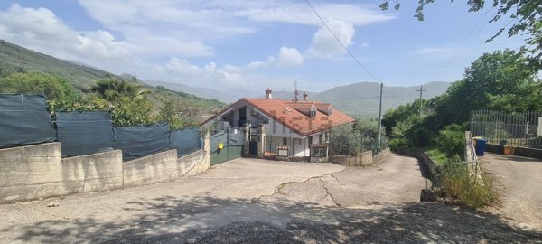 casa indipendente in vendita a Giffoni Sei Casali in zona Capitignano