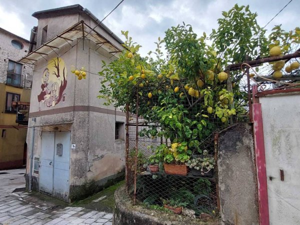 casa indipendente in vendita a Giffoni Sei Casali in zona Capitignano