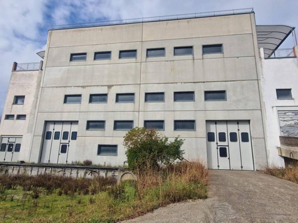 locale commerciale in vendita a Giffoni Sei Casali in zona Capitignano