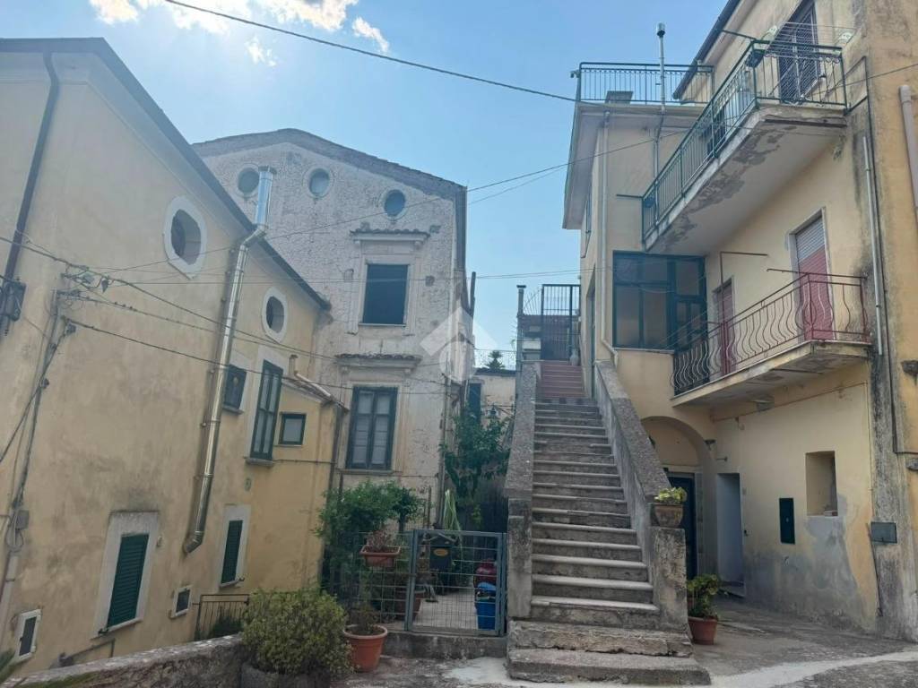 casa indipendente in vendita a Giffoni Sei Casali in zona Capitignano