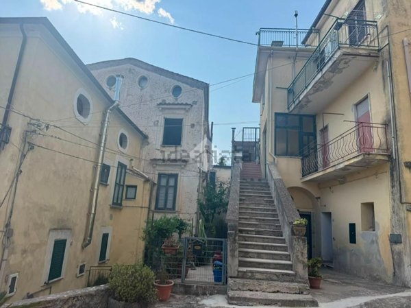 casa indipendente in vendita a Giffoni Sei Casali in zona Capitignano