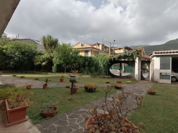 casa indipendente in vendita a Giffoni Valle Piana