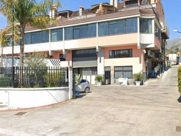 locale commerciale in vendita a Giffoni Valle Piana