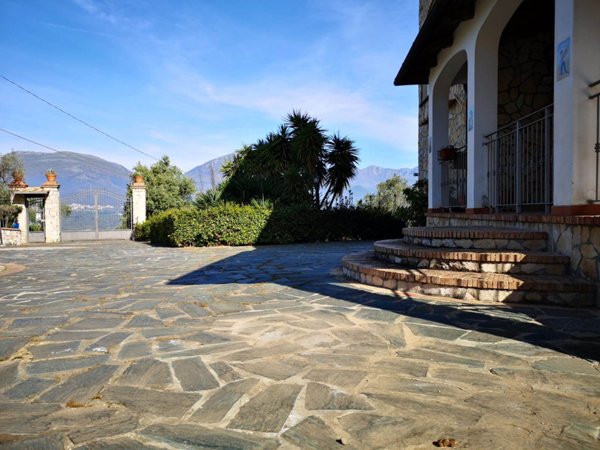 casa indipendente in vendita a Giffoni Valle Piana in zona Santa Maria a Vico
