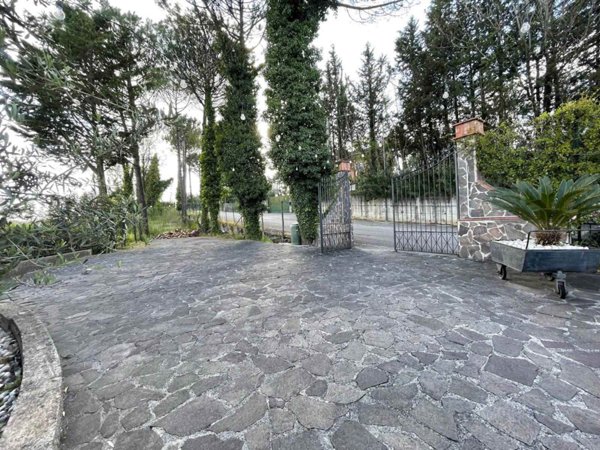 negozio in vendita a Giffoni Valle Piana in zona Santa Maria a Vico