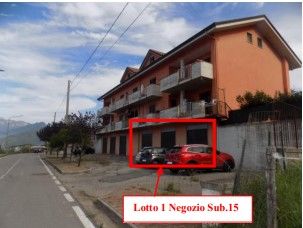 negozio in vendita a Giffoni Valle Piana in zona Ornito