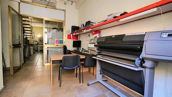 negozio in vendita a Giffoni Valle Piana