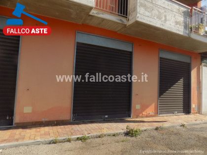 locale commerciale in vendita a Giffoni Valle Piana in zona Ornito