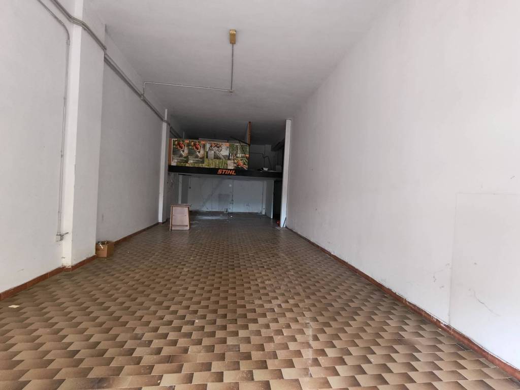 negozio in vendita a Giffoni Valle Piana