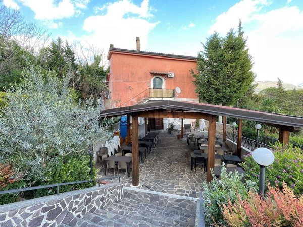 locale commerciale in vendita a Giffoni Valle Piana