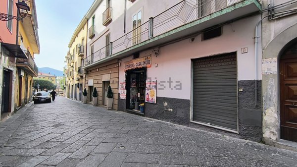 locale commerciale in vendita a Giffoni Valle Piana