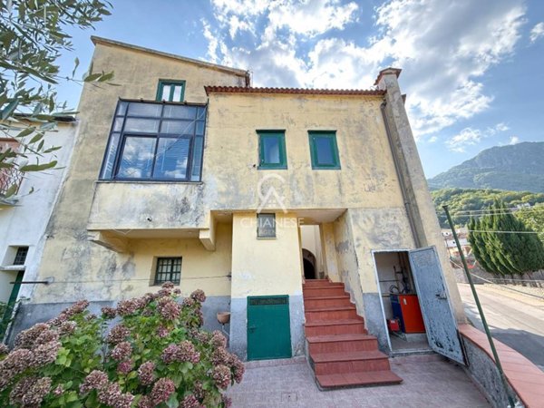 casa indipendente in vendita a Giffoni Valle Piana in zona Curti