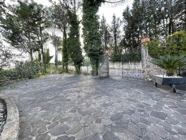 negozio in vendita a Giffoni Valle Piana in zona Santa Maria a Vico